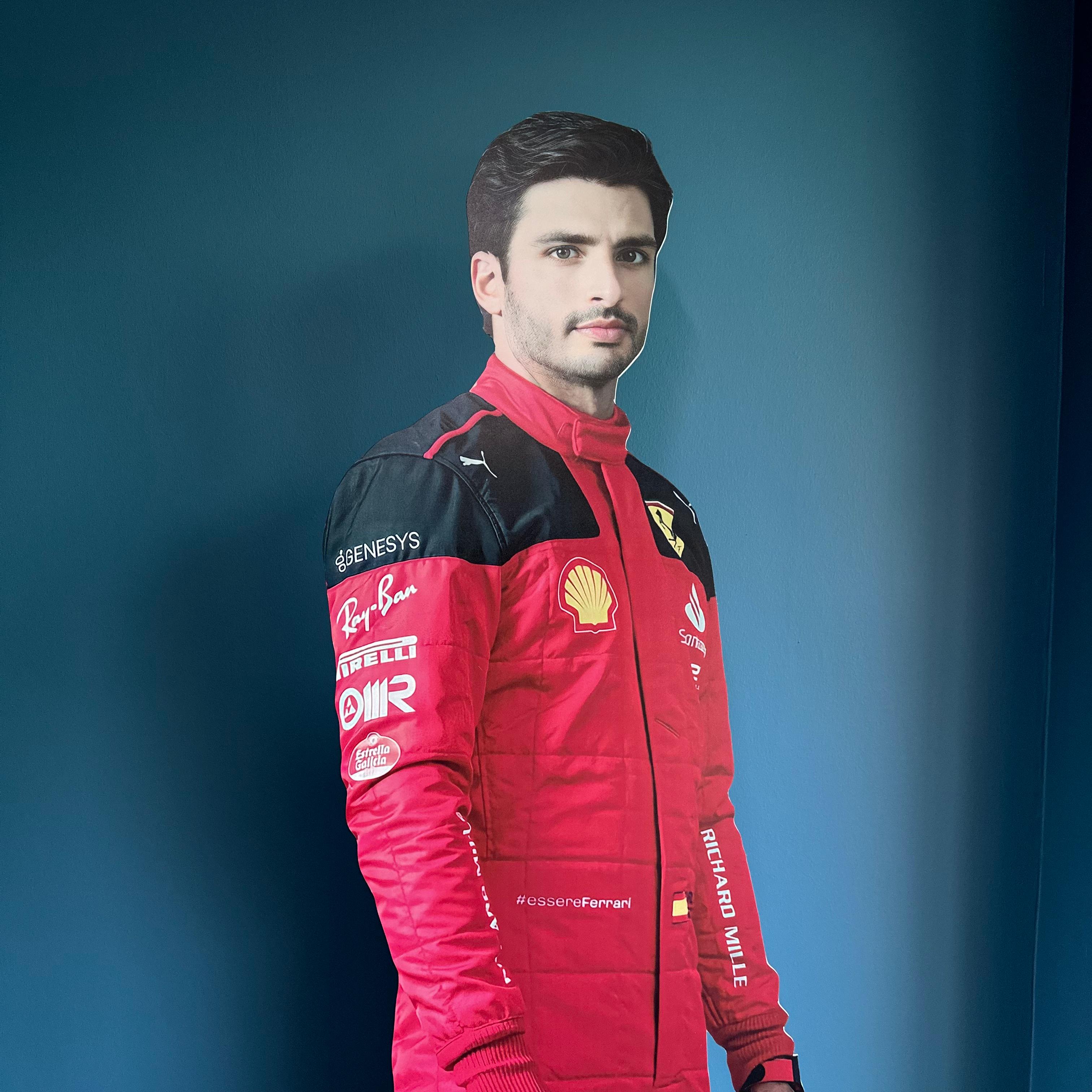 Ritaglio di cartone di Carlos Sainz Jr Modello di plastica Auto da corsa Carlos Sainz a grandezza naturale